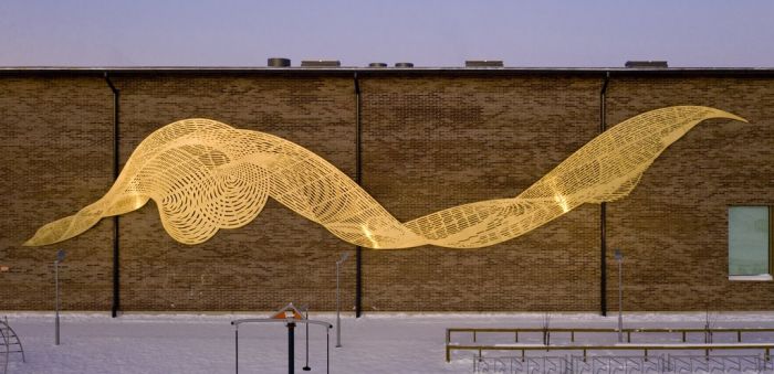 Kiiminkipuiston koulu | Oulun kaupungin kokoelma | Valokuva: Mika Friman  |  |    Kiiminkipuiston koulun uudisrakennuksen julkisivun monumentaalisen teoksen Kunnianosoitus virtaaville vesille vienosti aaltoileva metallinen pinta on joka katselukerta erilainen, sillä ympäristön valon vaihtelu eri vuorokauden ja vuoden aikoina saa sen elämään – se on kuin virtaava vesi alati muutoksessa. Kunnianosoitus virtaaville vesille on hienovarainen ja monisyinen ylistys Kiimingin pohjoisille maantieteellisille erityispiirteille ja sen luonnonvaraisille eliöille. Innoittajana on ollut erityisesti Kiiminkijoki lukuisine luonnontilaisine koskineen, joista huomattavimpana mainittakoon Koitelinkoski. Korkeasta humuspitoisuudesta luonnostaan ruskeavetinen valjastamaton Kiiminkijoki on luonnontilaisena ainutlaatuinen Euroopassa. Kiiminkijokeen kulkeutuvat myös yhden maamme suurimman luonnonvaraisen vesiputouksen Hepokönkään putouksessa virtaavat vedet. Virtaavan ja liplattavan veden sekä kosken pyörteiden ohella julkisivuteoksesta on löydettävissä myös viittauksia Kiiminkijokeen merestä nouseviin uhanalaisiin vaelluskaloihin ankeriaaseen ja meritaimeneen. Teoksen varsinainen viesti on monimuotoisen elämän kunnioituksessa. ”Olisi tärkeää, että ihmisen oleminen saisi oikean mittasuhteen maapallon ekosysteemeissä ja osaisimme säilyttää luonnon monimuotoisuuden – että jäisi joku vesi, joka saisi virrata vapaasti ja tarjota elinympäristön myös muille lajeille.” Teoksen suunnittelussa ja toteutuksessa on ympäristötietoisuutta ja kierrätysideologiaa. Teos on tehty pitkäikäiseksi. Sen materiaali alumiinipronssi on täysin kierrätettävissä. Voidaankin ajatella, että teos on tehty tulevaisuutta varten.